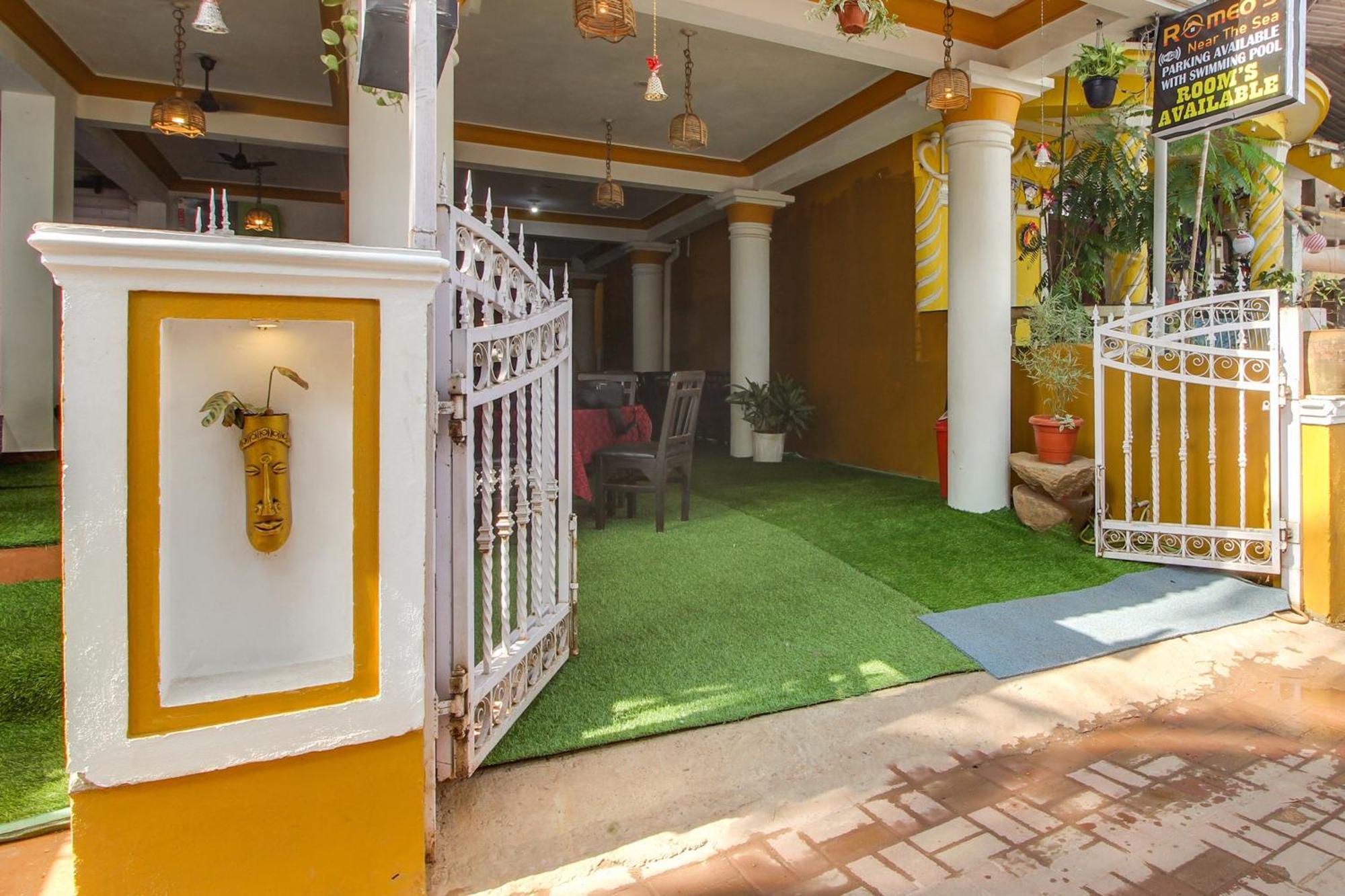 Collection O Romeos Place Baga Beach Hotel Calangute Ngoại thất bức ảnh