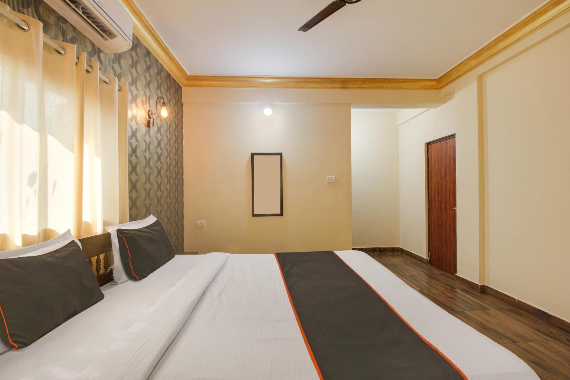 Collection O Romeos Place Baga Beach Hotel Calangute Ngoại thất bức ảnh